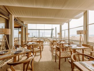 Laurent Chauvin arrive à Bocca Sunset à Pornichet