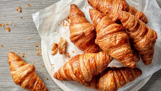 Vos croissants ont séché ? Voici la recette gourmande pour les recycler en 15 minutes – et c