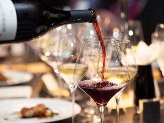 Savez-vous pourquoi le vin est servi dans des verres à pied ? Ce n