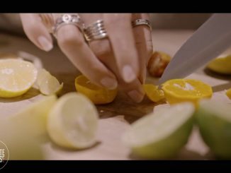 Vidéo
En associant le plaisir gustatif au bien-être et à la santé, Johanna Le Pape révolutionne la pâtisserie française
Après avoir pratiqué la pâtisserie traditionnelle, la cheffe Johanna Le Pape a transformé sa façon de travailler en intégrant des produits sains et nutritifs. Aujourd'hui, même si elle doit encore convaincre, elle crée des pâtisseries "bonnes au goût et au corps".