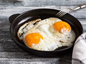 Pour des œufs au plat fondants et croustillants, n'oubliez pas cet ingrédient en fin de cuisson