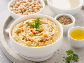 Houmous : la vraie technique pour obtenir la consistance parfaite – peler les pois chiches ne suffit pas