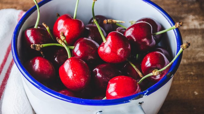 
Voici comment vous devriez vraiment laver vos cerises – ce qu'elles cachent risque de vous choquer            