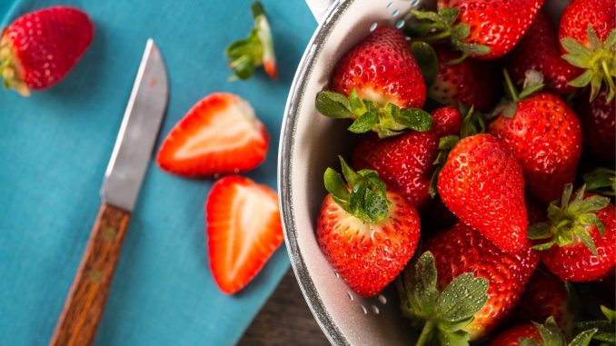 Vous équeutez encore vos fraises au couteau ? Ce petit truc à connaître va vous changer la vie