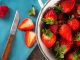 Vous équeutez encore vos fraises au couteau ? Ce petit truc à connaître va vous changer la vie