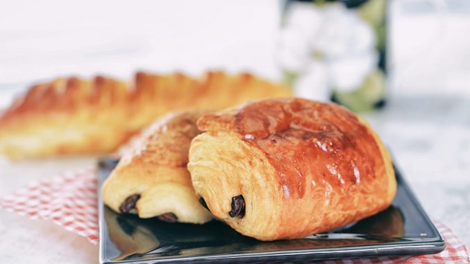 Un reste de pains au chocolat de la veille ? Voici la recette la plus gourmande pour leur donner une seconde vie