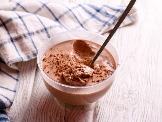 Mousse au chocolat express – cet ingrédient que vous avez sûrement la rend beaucoup plus légère