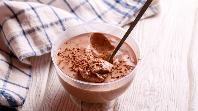 Mousse au chocolat express – cet ingrédient que vous avez sûrement la rend beaucoup plus légère