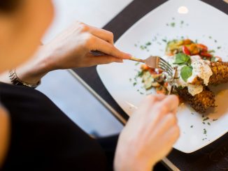 On devrait vraiment se laver les mains après avoir touché ceci au restaurant – personne ne le fait