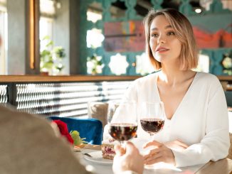 Oui, vous avez le droit de poser les coudes sur la table - mais uniquement dans ce cas-là