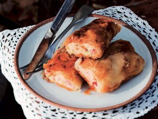 Roulé feuilletés au poivron et à la feta de Dina Nikolaou