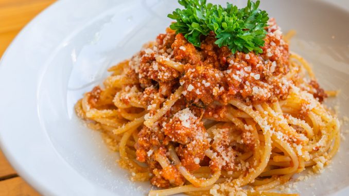 
"Ça facilite la cuisson et ça nourrit la viande" – le secret des pâtes à la bolognaise de Philippe Etchebest            